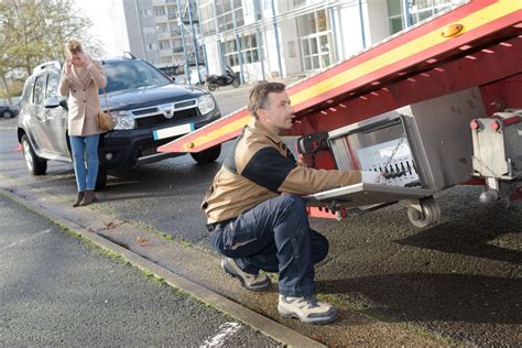 Tow Truck Driver - Salary, How to Become, Job Description & Best Schools
