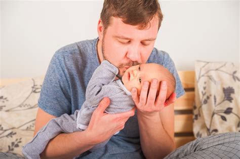 O Pai Canta Uma Can O De Ninar Para A Crian A Pai Acalma O Beb Antes