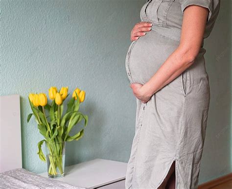 Fondo Concepto De Embarazo Y Maternidad Mujer Vestida De Pie Y Cogida