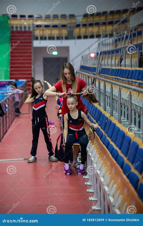 Rusia Kazana 12032020 Gimnastas Adolescentes Con Su Entrenador Parado