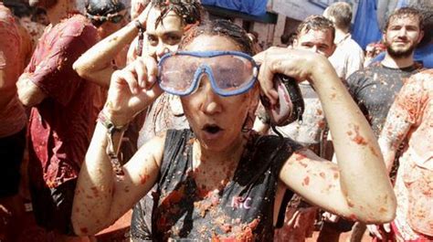 La Tomatina Una Batalla Campal Con Tomates