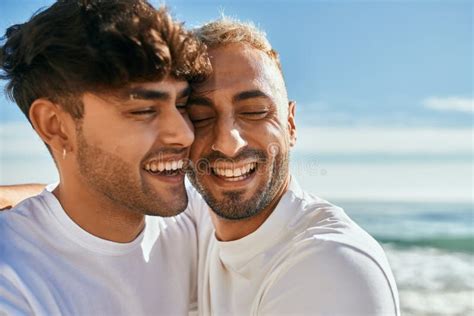 Joven Pareja Gay Sonriendo Feliz Abrazando En La Playa Foto De Archivo Imagen De Fondo