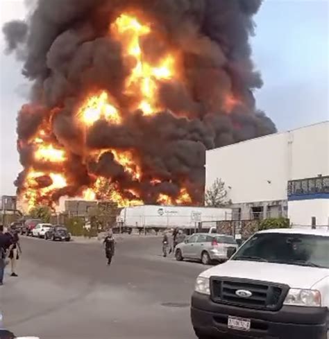 VIDEO Evacuan a decenas por voraz incendio de fábrica en Tijuana En