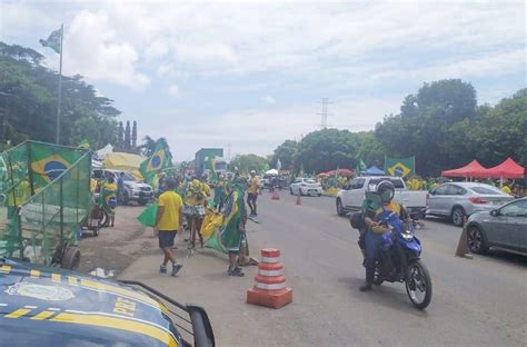 Protesto pautas antidemocráticas deixa trânsito lento na BR 232 no