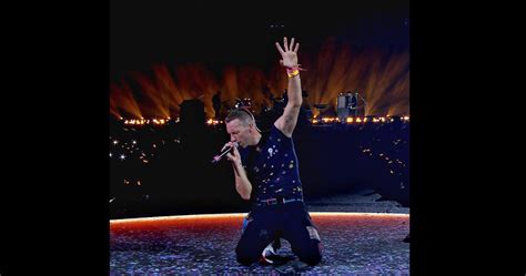 Chris Martin Cai Em Al Ap O No Palco Durante Show Do Coldplay Na