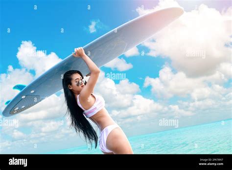 Girl In Bikini On Tropical Fotos Und Bildmaterial In Hoher Aufl Sung Alamy