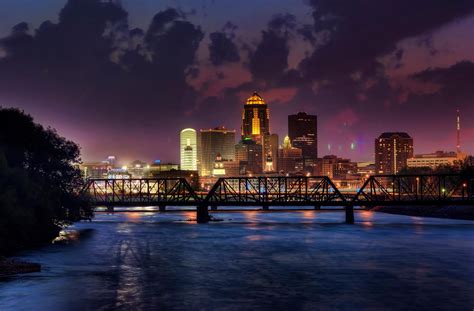 Downtown Des Moines at Night in Iowa image - Free stock photo - Public