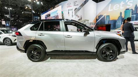 2019 Toyota RAV4 XSE Hybrid is green in a hurry - CNET