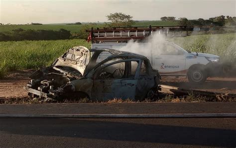 Avó E Neta De 14 Anos Morrem Carbonizadas Após Carro Bater Em Poste De