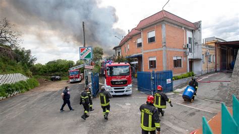 Spaventoso Incendio A Tor Cervara Roma Sovrastata Da Una Colonna Di