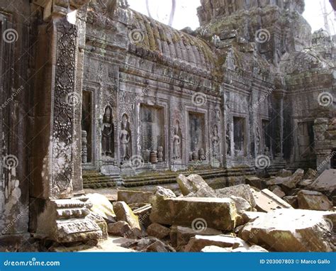 Figuras Humanas Esculpidas En Una Pared De Piedra Del Templo De Ta