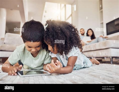 Niño viendo video dibujos animados fotografías e imágenes de alta