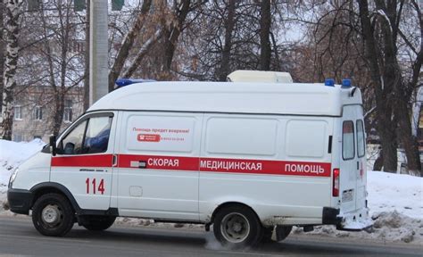 Мужчина после бани кинулся в сугроб и напоролся на железный штырь