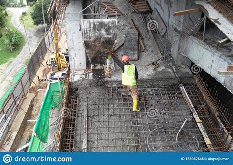 Trabalho De Concreting Por Trabalhadores Da Constru O No Canteiro De