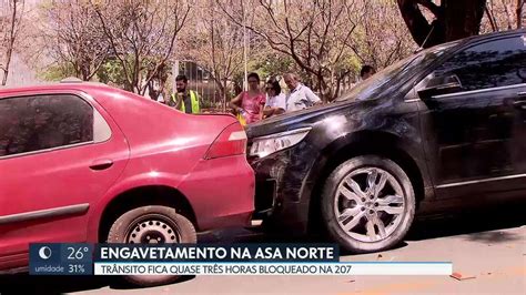 Engavetamento atrapalha o trânsito na Asa Norte DF2 G1