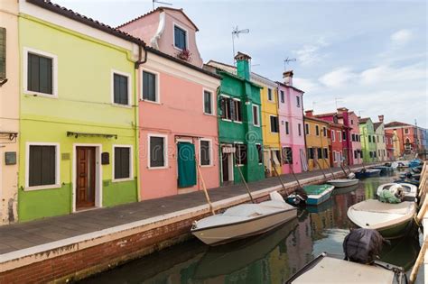 Edificios Coloridos Que Alinean El Cannal Isla De Burano Venecia