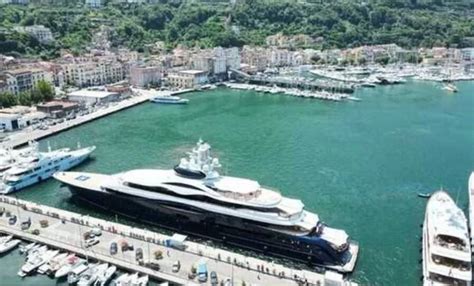 Marck Zuckerberg Arriva A Napoli Il Suo Giga Yacht Ha Il Campo Da