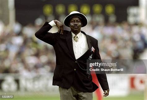 413 Umpire Steve Bucknor Photos & High Res Pictures - Getty Images