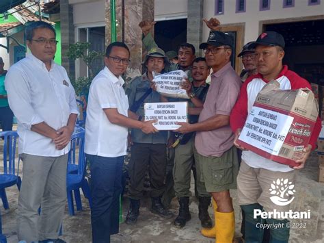 Perhutani Perhutani Salurkan Bantuan Kepada 3 Desa Terdampak Banjir