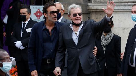 Les Enfants D Alain Delon Portent Plainte Contre Un Assistant Pour