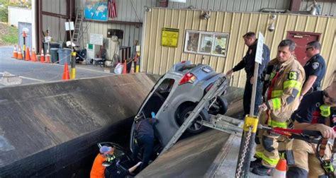 Cette Conductrice M Ne Sa Voiture Dans Un Compacteur Ordure Elle Se