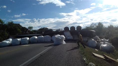 Acidente Na Rodovia Carreta Tomba E Interdita Os Dois Sentidos Da Br