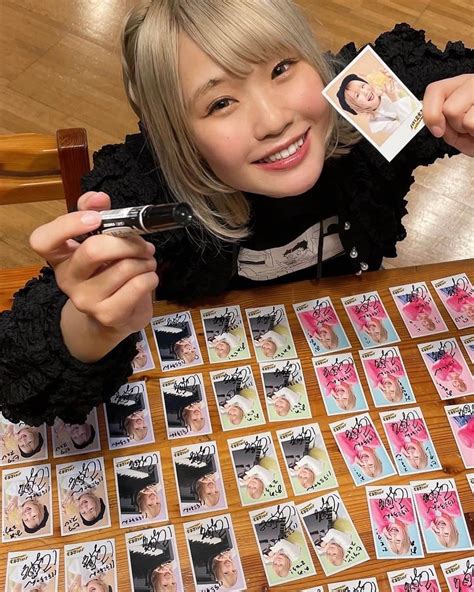 ハラミちゃんさんのインスタグラム写真 ハラミちゃんinstagram 「【💿ついに明後日発売じゃーー‼️】 特典のチェキ風カードに直筆サイン たくさんしたよーーーーー ランダムで当たる