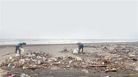 Maharashtra: Velas beach filled with trash after Mahad floods