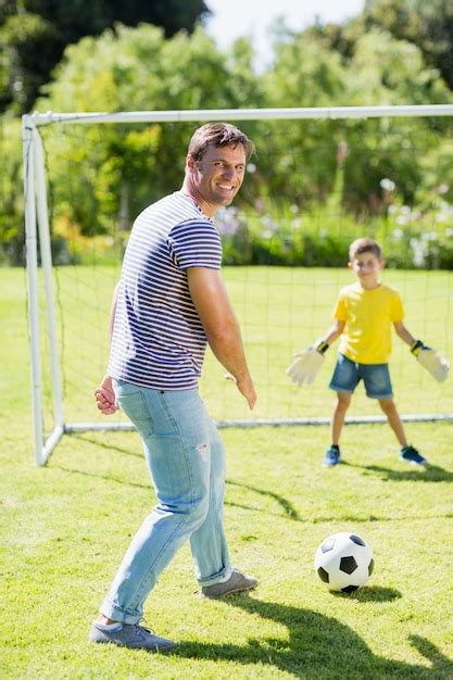 Padre E Hijo Jugando Al F Tbol En El Parque Foto Premium