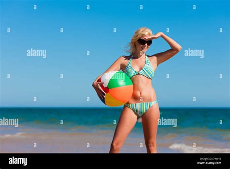 Attraktive Frau Im Bikini Am Strand Stockfotografie Alamy
