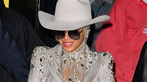 Beyoncé Makes History as “Texas Hold ’Em” Tops Billboard’s Hot Country ...