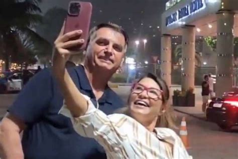 Bolsonaro Tira Foto No Rio Apoiadora Parecida Janja E