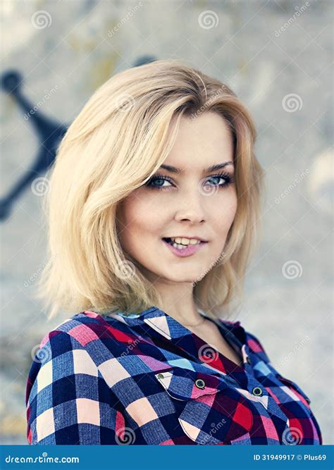 Portrait D Une Jeune Belle Fille Blonde Sensuelle Image Stock Image Du Lifestyle Visage 31949917