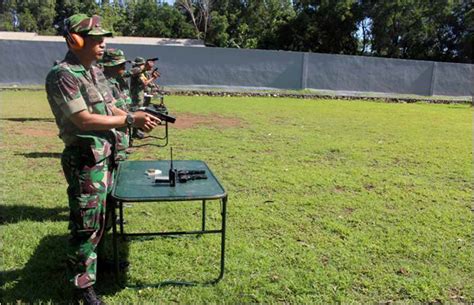 Yonko Paskhas Meningkatkan Kemampuan Dengan Latihan Menembak Pistol