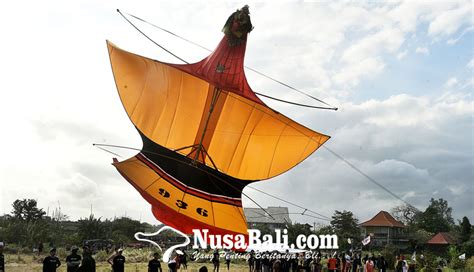 Nusabali Ratusan Layang Layang Hiasi Langit Padanggalak