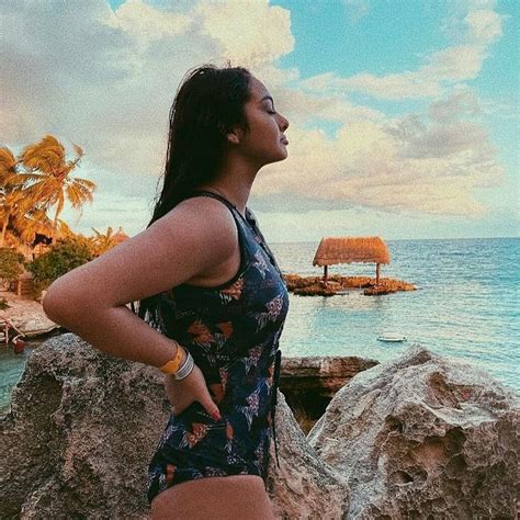 5 Hot Sexy Renata Bondoni Bikini Pics