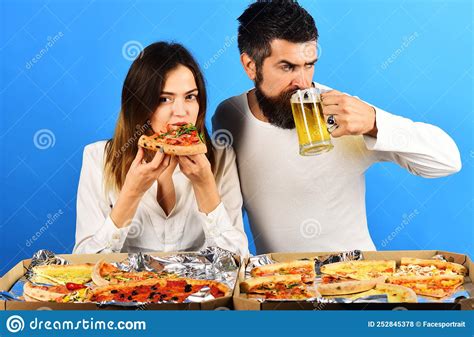 Tiempo De Pizza Bella Pareja Joven Con Ropa Informal Comiendo Pizza Y