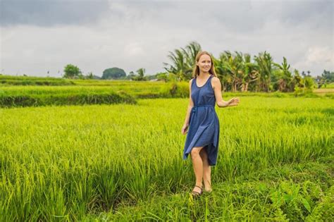 Mujer Joven En La Plantaci N De Campo De Arroz En Cascada Verde Bali