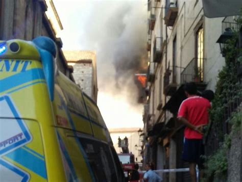 Incendio Nel Centro Storico Di Cosenza Spunta L Ipotesi Dolosa Nei