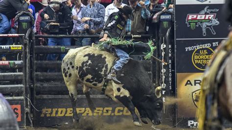 Photos Flint Rasmussen Pbr Entertain Kansas City Crowds