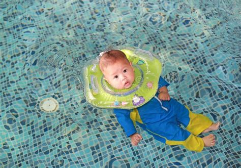 Nacido Recién Nacido Niño Pequeño Con Traje De Baño Flotando En El