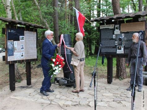 Ods Oni Cie Pomnika Na Historycznym Polu Zrzutowym Ak Paszkot