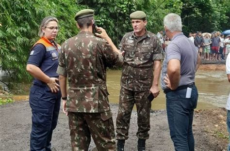 V Deo Ex Rcito Instala Ponte Provis Ria Em Bairro Isolado De Ubatuba