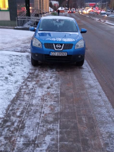 Parkowanie na chodniku godz 07 49 zgłoszenia czytleników Raport z