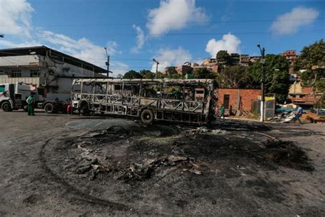 Jornal Correio Nibus Incendiado No Bairro De Castelo Branco