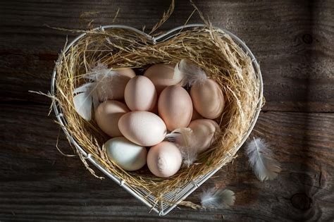 Preciosos Huevos De Gallinas Camperas De La Granja Foto Premium