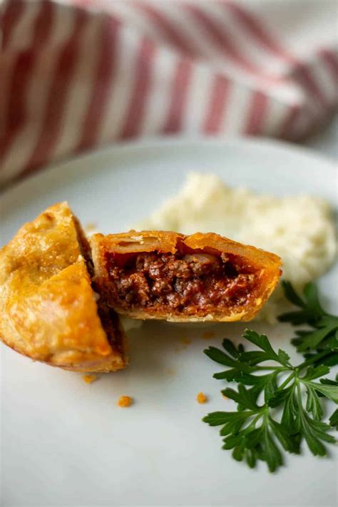 Australian Meat Pie - Artzy Foodie