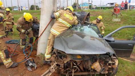 Carro Bate Contra Poste E Casal Morre Na Br Jornal De Bras Lia