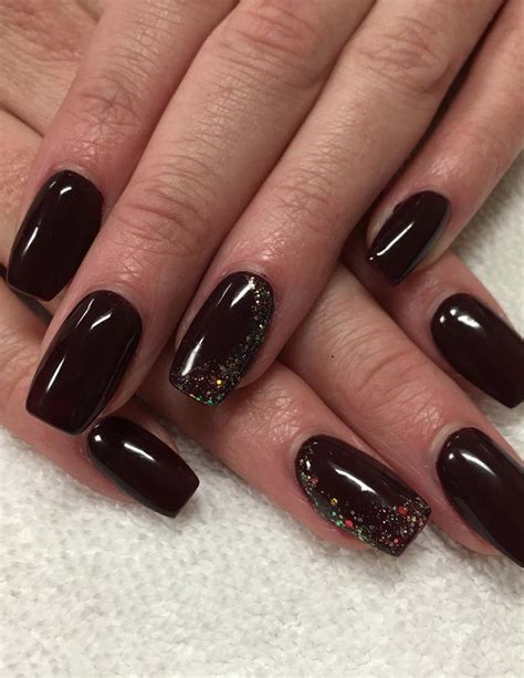 Discreet And Charming Ideas To Rock Glitter Nails This Fall Season