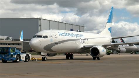 Aerolíneas Argentinas presentó en Ezeiza el primer avión para su